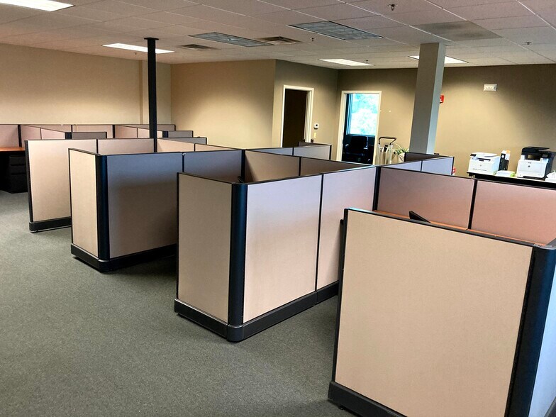 More Photos Of 450-480 E Roosevelt Rd, West Chicago Unknown For Lease