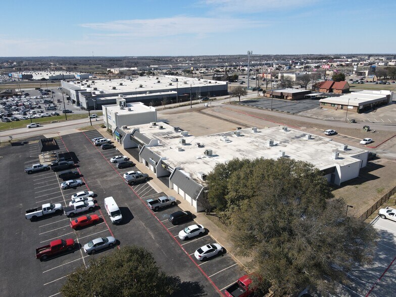 More Photos Of 809 Gallagher Dr, Sherman General Retail For Sale