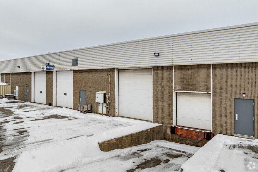 More Photos Of 4001-4099 Boul Saint-Jean-Baptiste, Montréal Light Manufacturing For Sale