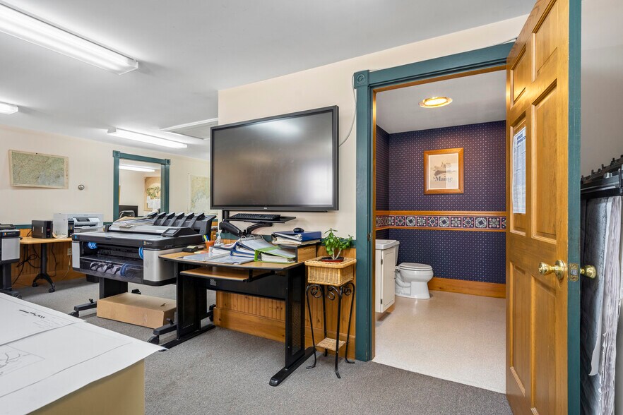 More Photos Of 1037 Wiscasset rd, Boothbay Flex For Sale