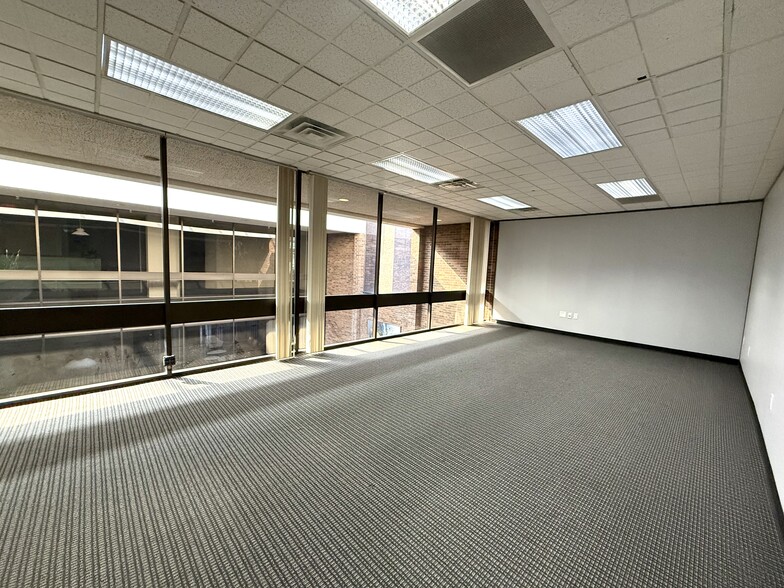 More Photos Of 838 W Long Lake Rd, Bloomfield Hills Office For Lease