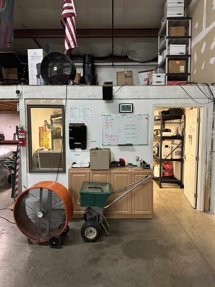 More Photos Of 771 Shallowford Rd, Marietta Flex For Lease