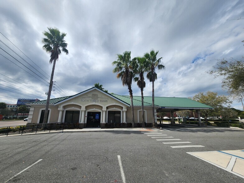 Primary Photo Of 2011 Aloma Ave, Winter Park Bank For Lease