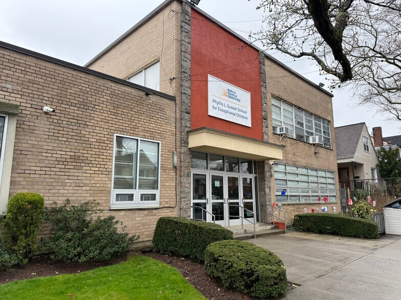 Primary Photo Of 7164 168th St, Fresh Meadows Religious Facility For Lease