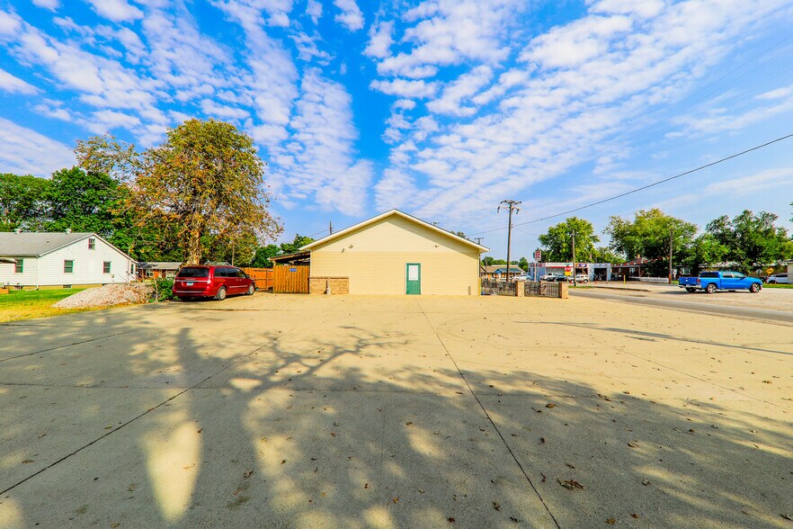 More Photos Of 101 E Main St, Saint Jacob General Retail For Sale