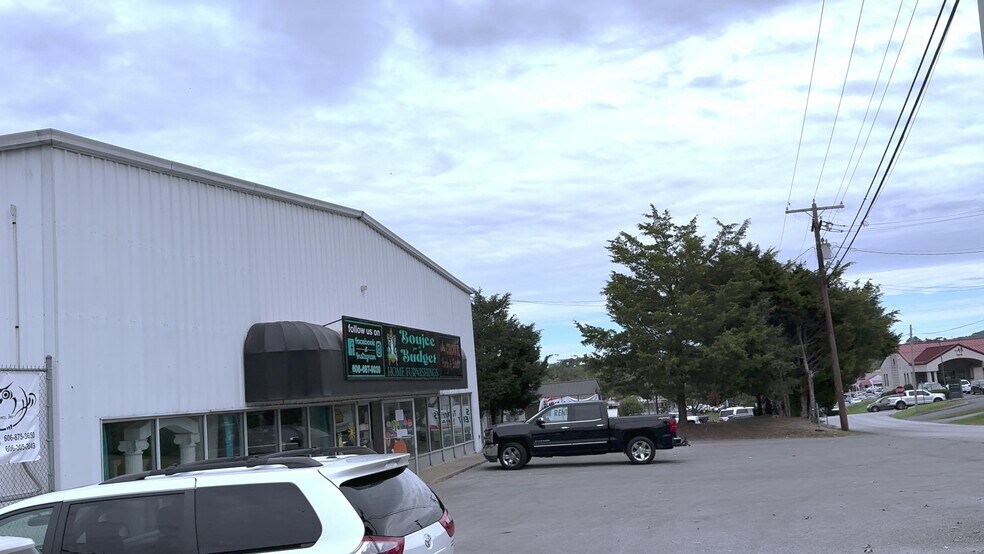 Primary Photo Of 1014 W Columbia St, Somerset Showroom For Lease