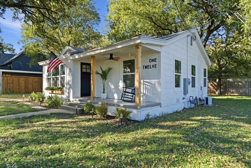 More Photos Of 112 W Akard St, Weatherford Flex For Sale