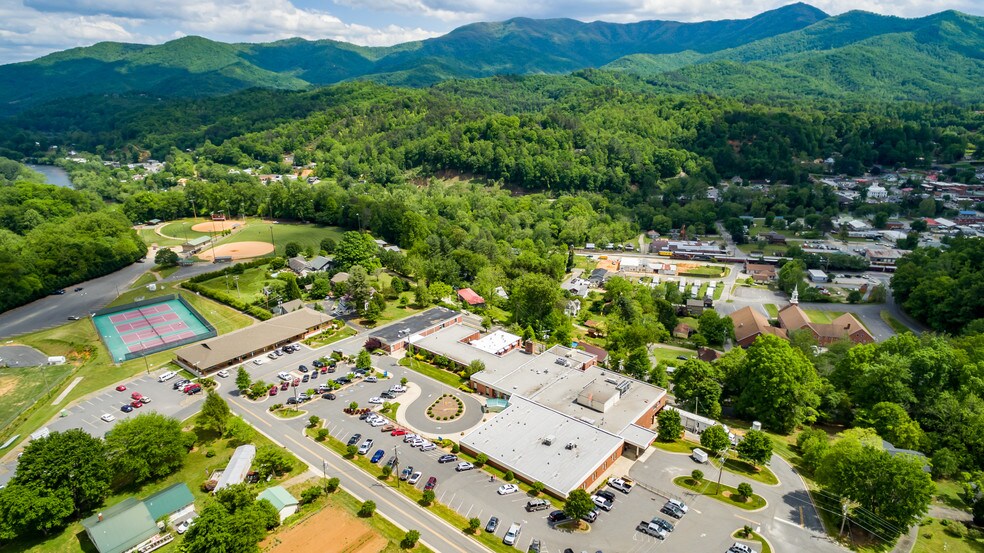 More Photos Of 470 Center St, Bryson City Medical For Sale