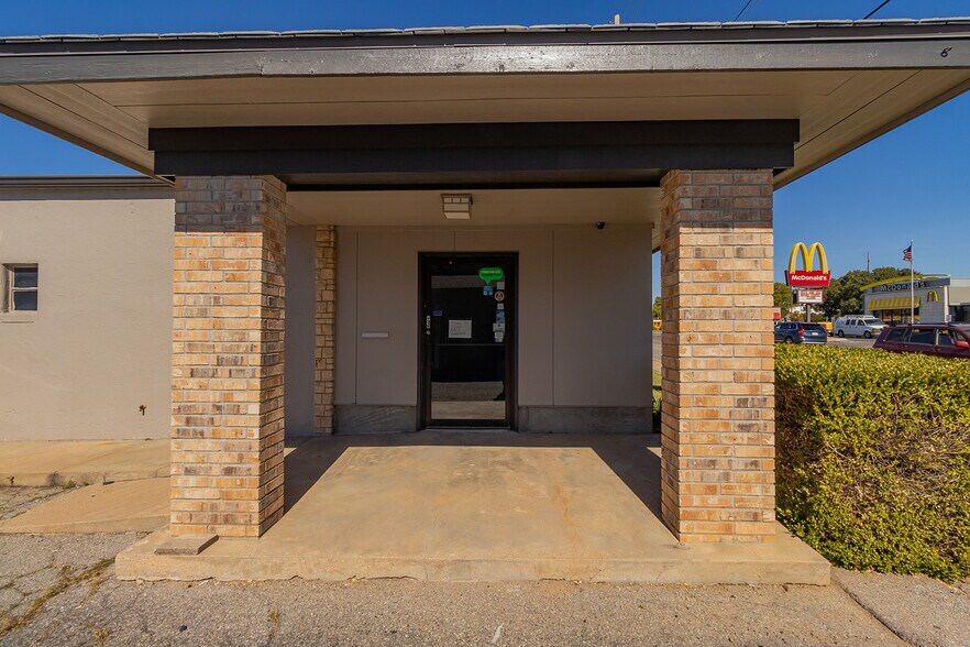 More Photos Of 1627 S Hillside St, Wichita Freestanding For Sale