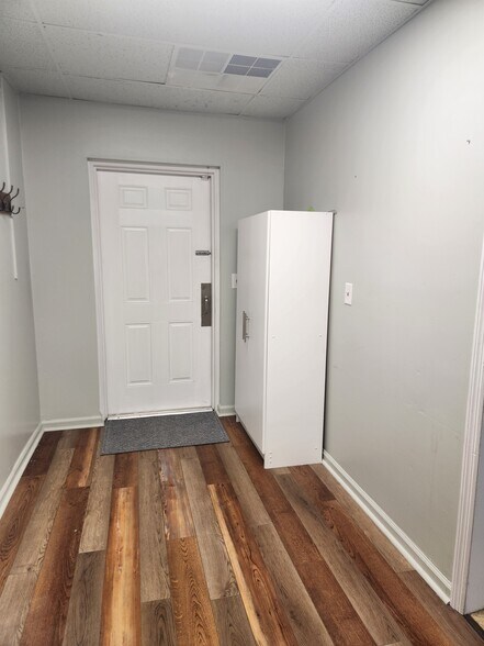 More Photos Of 102 Redfern Vlg, St Simons Island General Retail For Lease