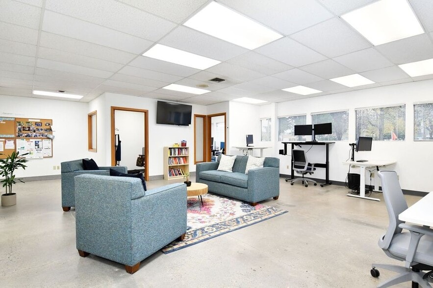 More Photos Of 10610 SE Washington St, Portland Office Residential For Lease