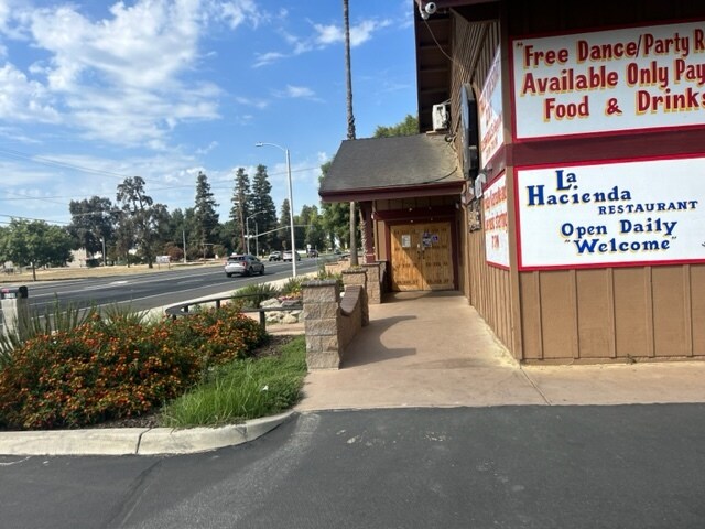 More Photos Of 6100 S Mooney Blvd, Visalia Restaurant For Lease