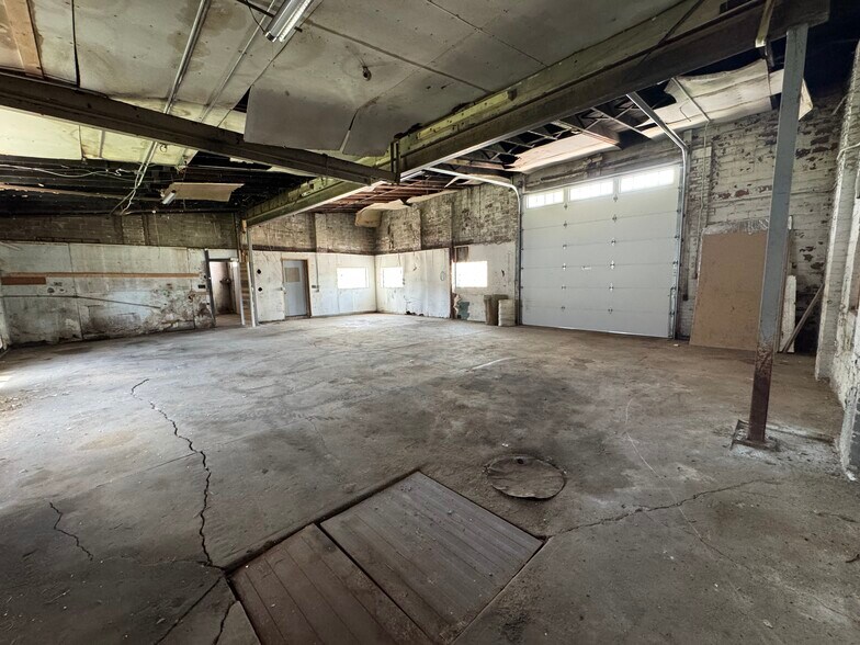 More Photos Of 214 Smith Ave, Kenesaw Warehouse For Sale