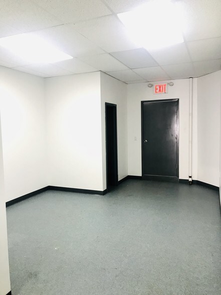 More Photos Of 302 Knickerbocker Ave, Brooklyn Storefront Retail Residential For Sale