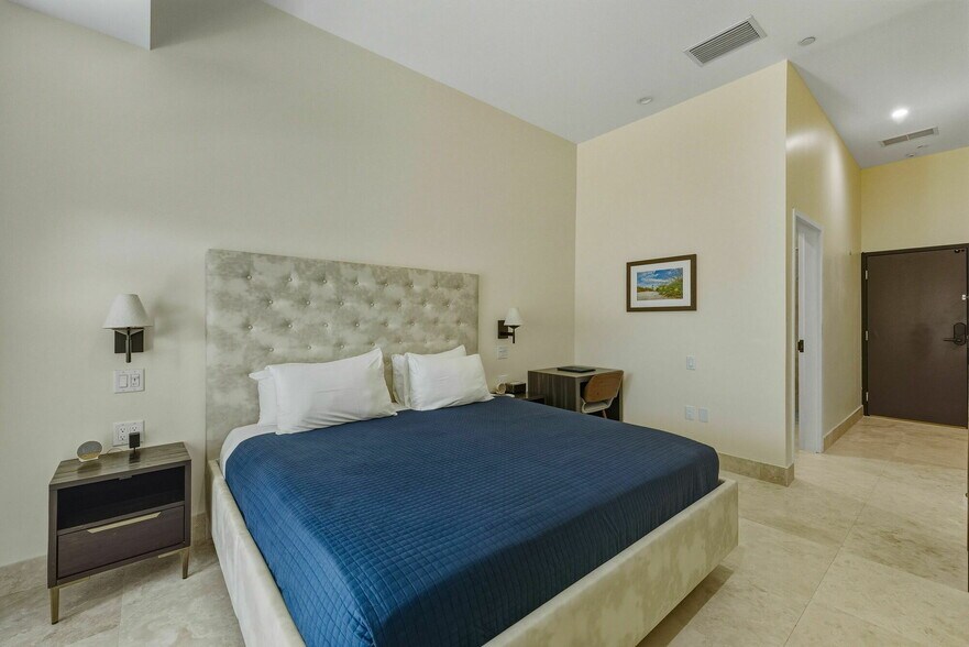 More Photos Of 529-533 Lincoln Rd, Miami Beach Storefront For Sale