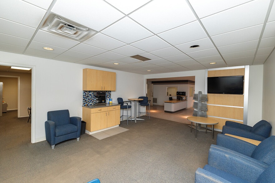 More Photos Of 890 N State Road 14, Harper Auto Dealership For Sale