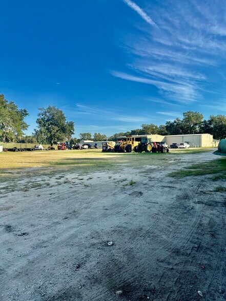 More Photos Of 465 E Collins St, Umatilla Light Manufacturing For Lease