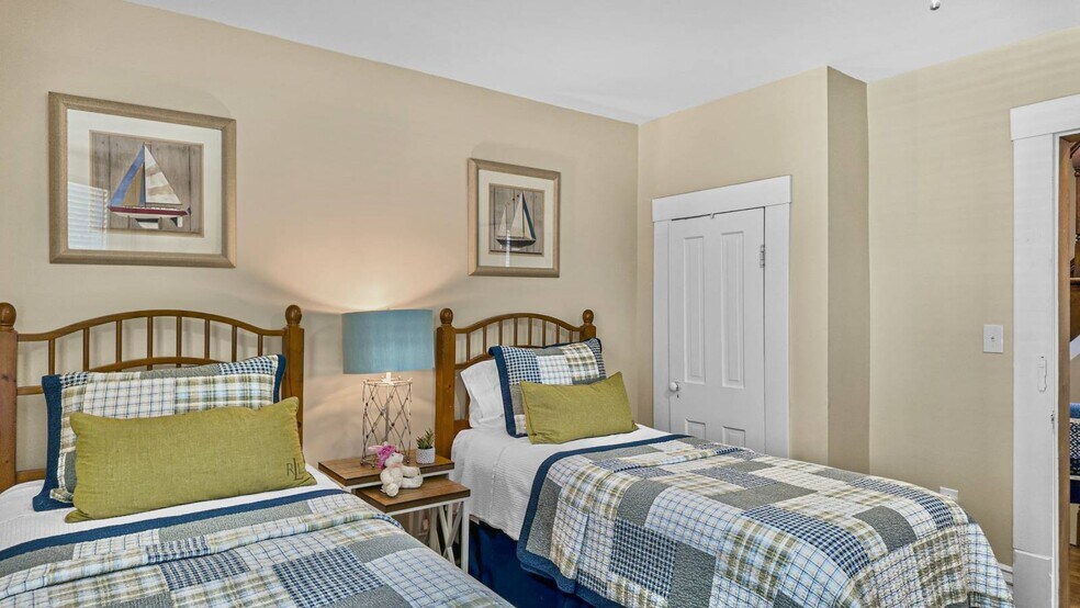 More Photos Of 323 Ballengee St, Hinton Office For Sale