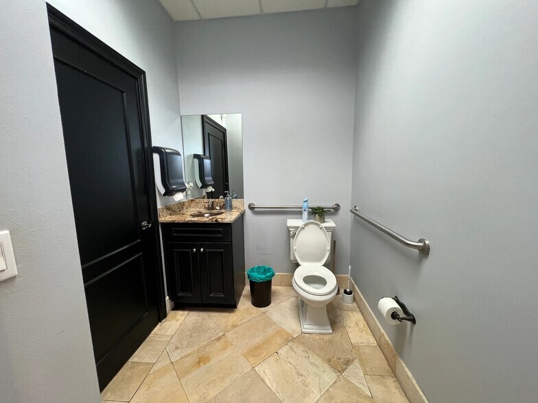 More Photos Of 1074 N Orange Ave, Sarasota Warehouse For Lease