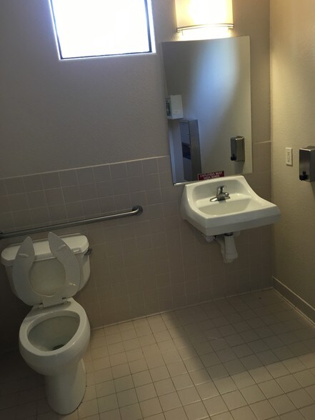 More Photos Of 650 San Benito St, Hollister Freestanding For Lease