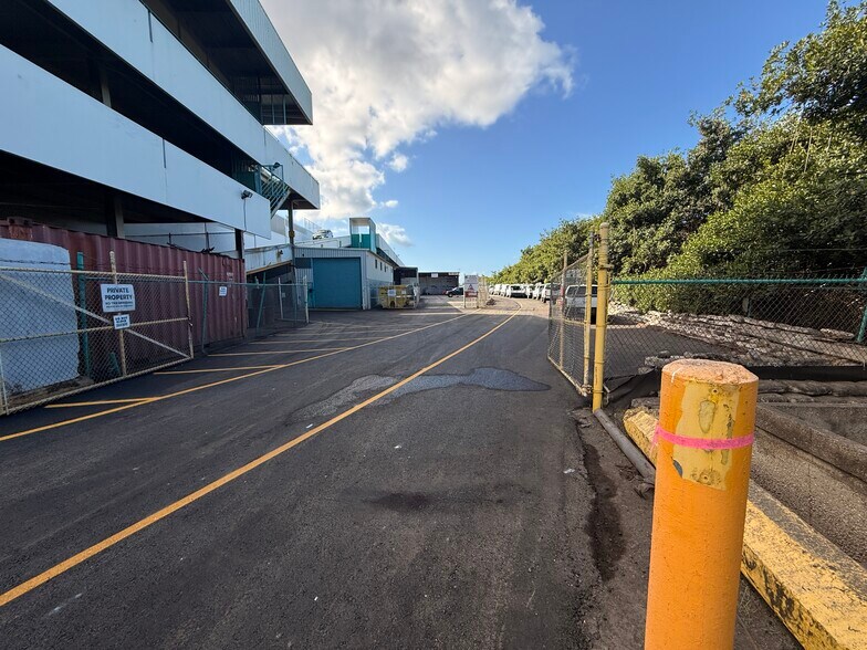 More Photos Of 98-021 Kamehameha Hwy, Aiea Warehouse For Lease