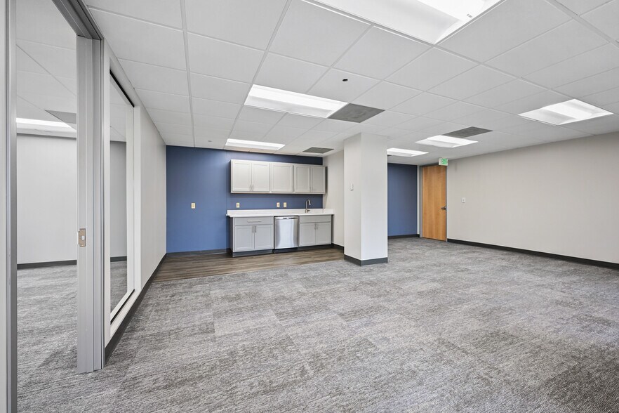 More Photos Of 425 S Cherry St, Glendale Office For Lease