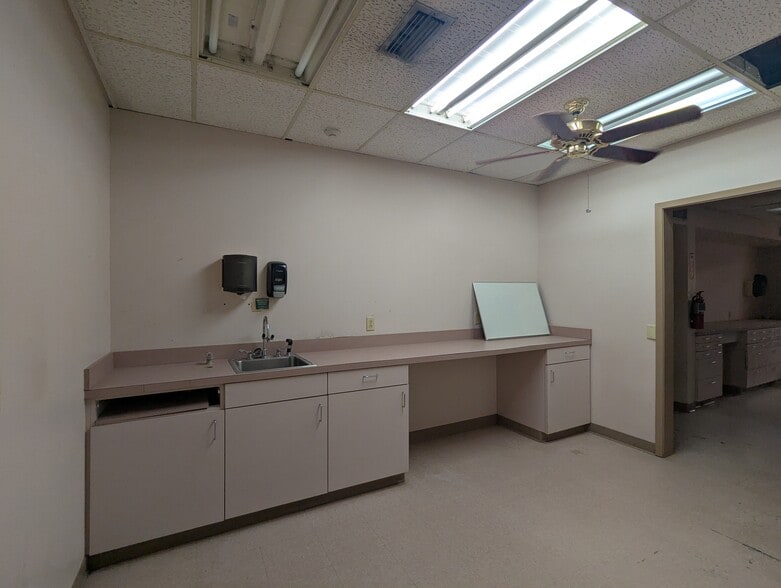 More Photos Of 715 Orleans St, Beaumont Office For Sale