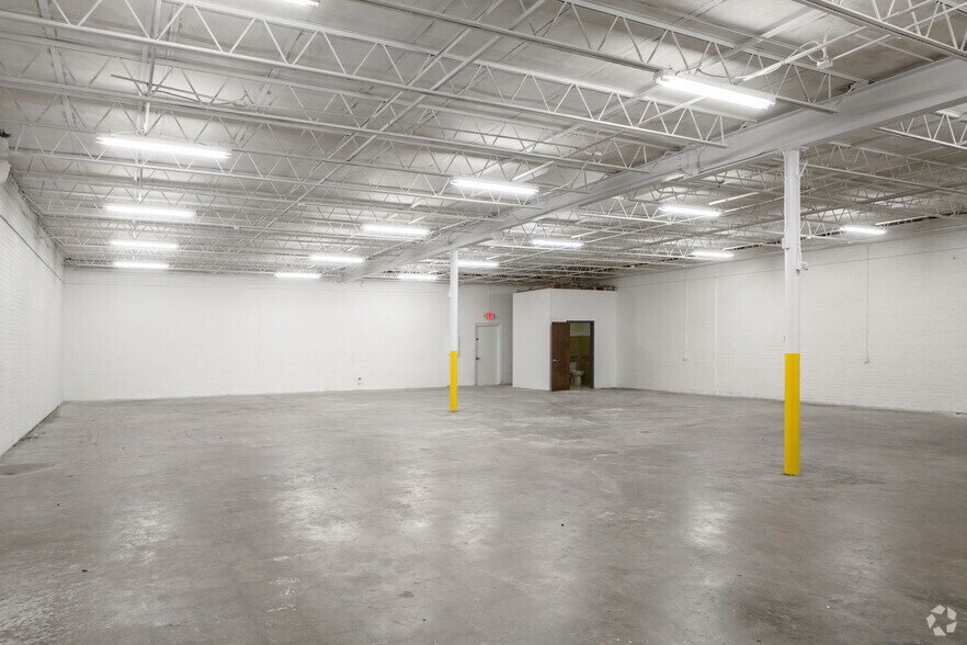 More Photos Of 3201-3221 May St, Fort Worth Warehouse For Lease