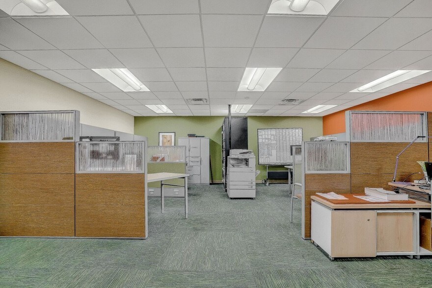 More Photos Of 240 E Sunset Rd, El Paso Office For Lease