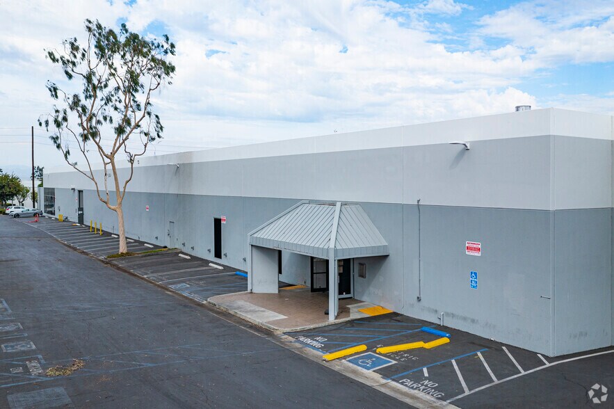 More Photos Of 450 W Apra St, Compton Distribution For Lease