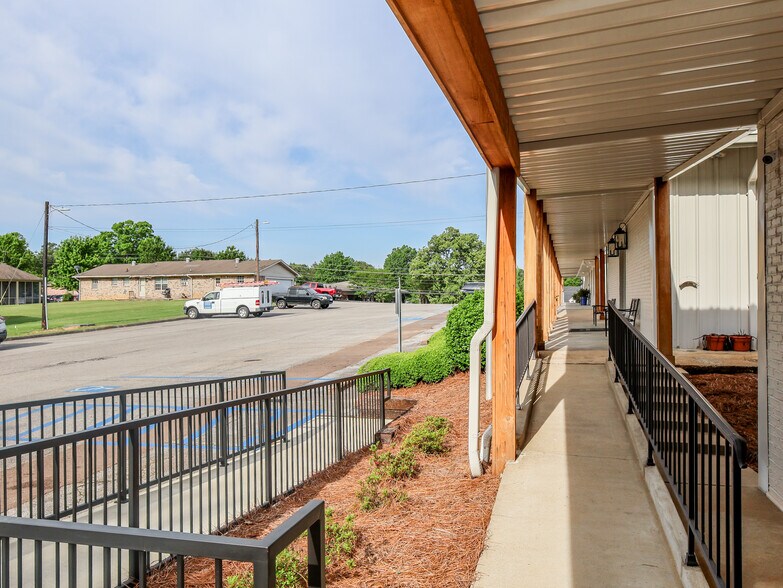 More Photos Of 2889 S Lamar Blvd, Oxford Flex For Lease