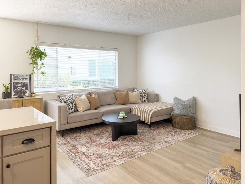 More Photos Of 4546-4550 W 173rd St, Lawndale Apartments For Sale