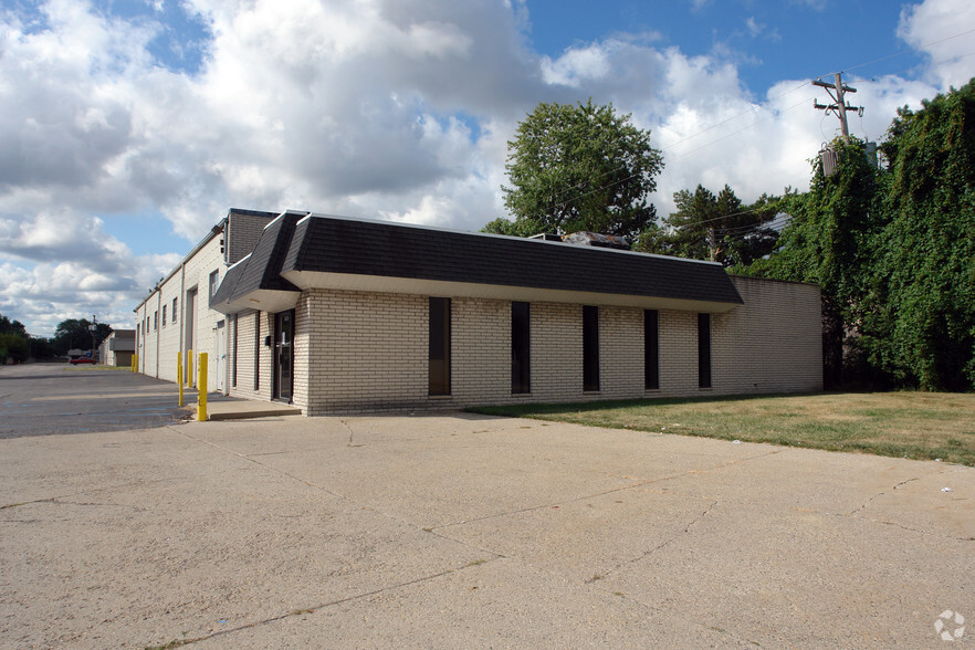 Primary Photo Of 14124 E 10 Mile Rd, Warren Warehouse For Lease