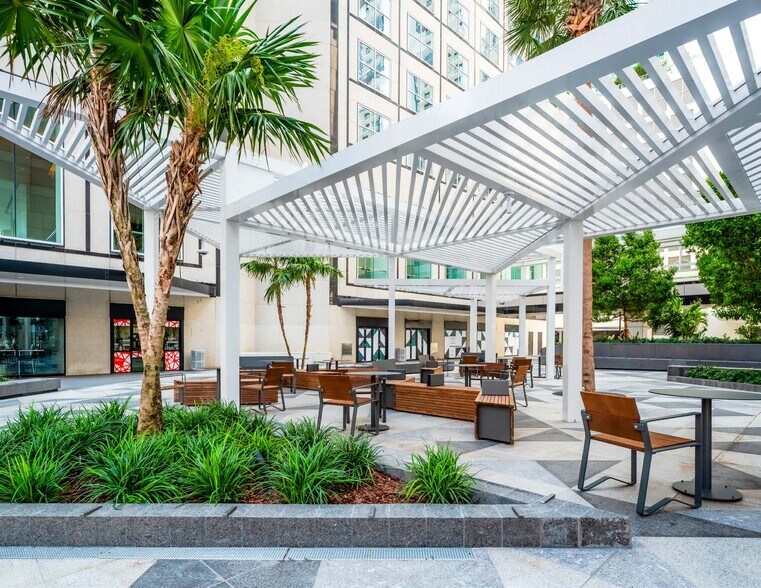 More Photos Of 200 S Biscayne Blvd, Miami Office For Lease