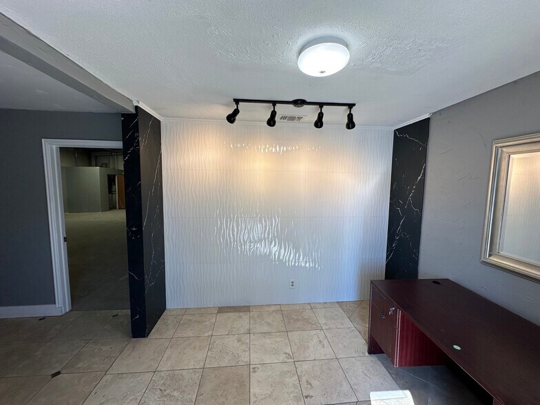 More Photos Of 5021 Gordon Smith Dr, Rowlett Warehouse For Lease