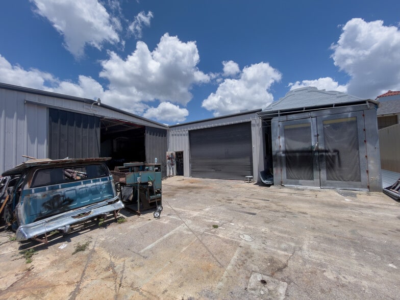 More Photos Of 1401 Barrancas Ave, Pensacola Showroom For Sale