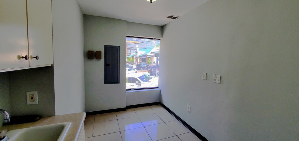 More Photos Of 324 E Paces Ferry Rd NE, Atlanta Storefront Retail Office For Sale