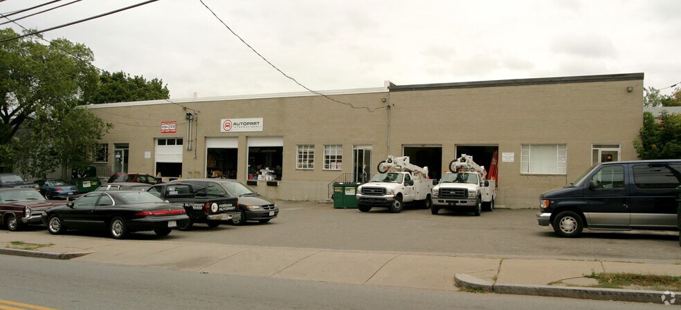 More Photos Of 194-196 Newton St, Waltham Warehouse For Lease