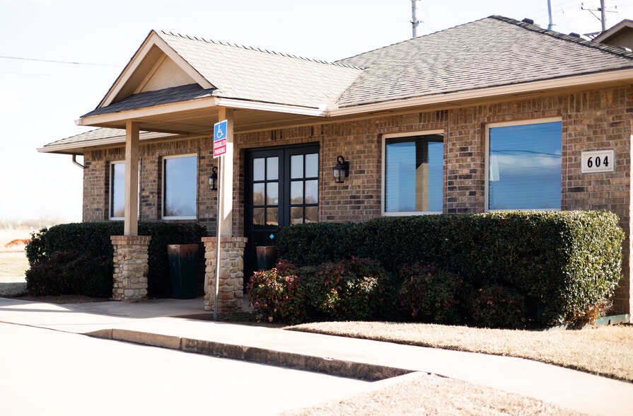 Primary Photo Of 604 W 18th St, Edmond Office For Lease