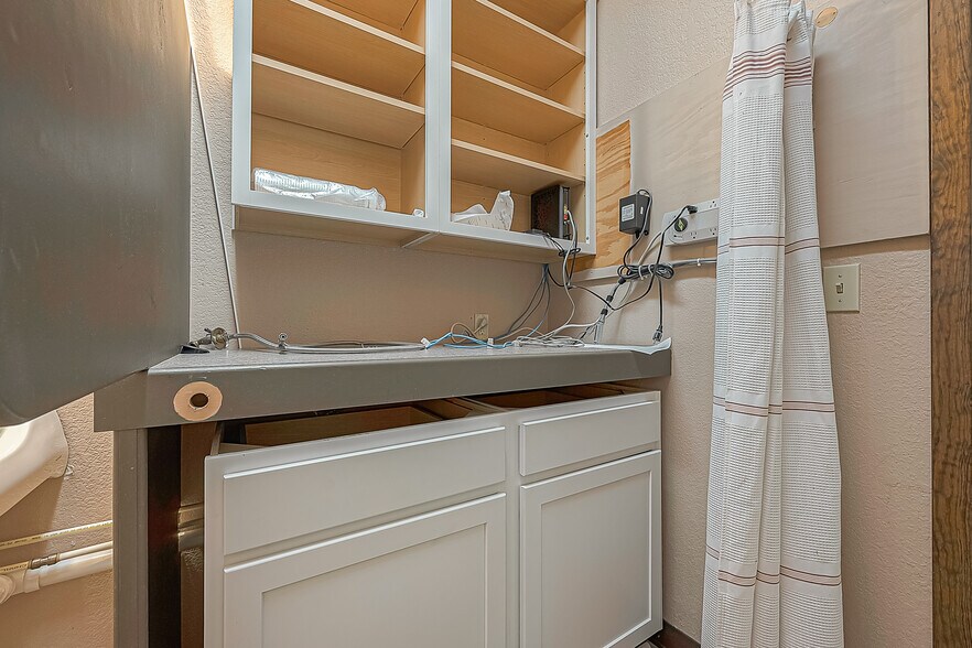 More Photos Of 1408 S Front St, Bellville Storefront For Lease