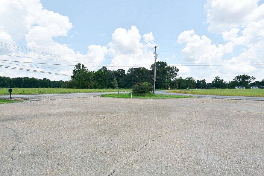 More Photos Of 833 Old Highway 45, Saltillo Freestanding For Lease