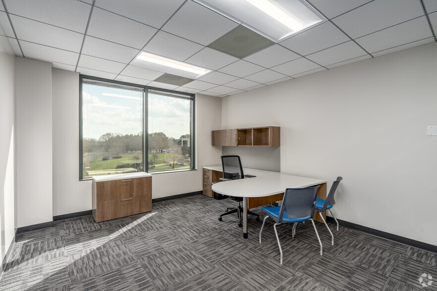 More Photos Of 9144 Arrowpoint Blvd, Charlotte Office For Sale