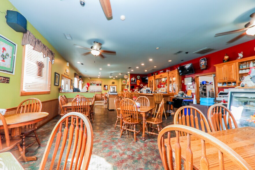 More Photos Of 101 E Main St, Saint Jacob General Retail For Sale