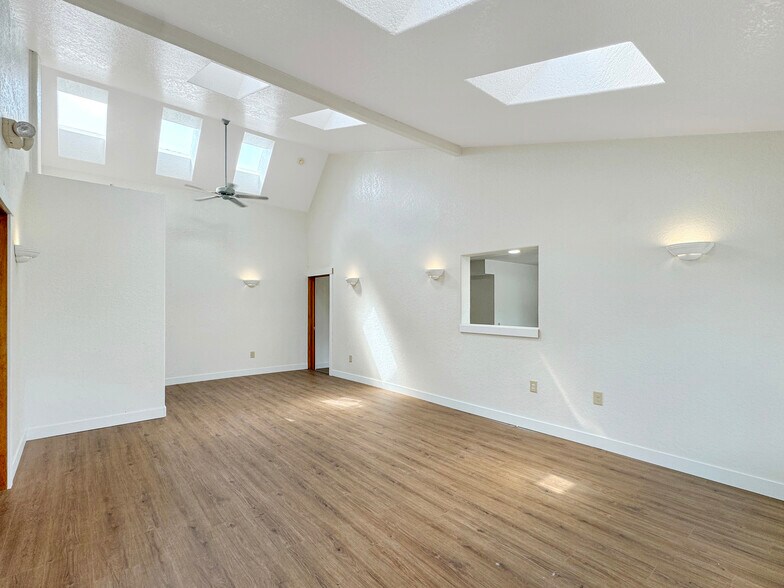 More Photos Of 902 E Maple St, Arlington Medical For Sale