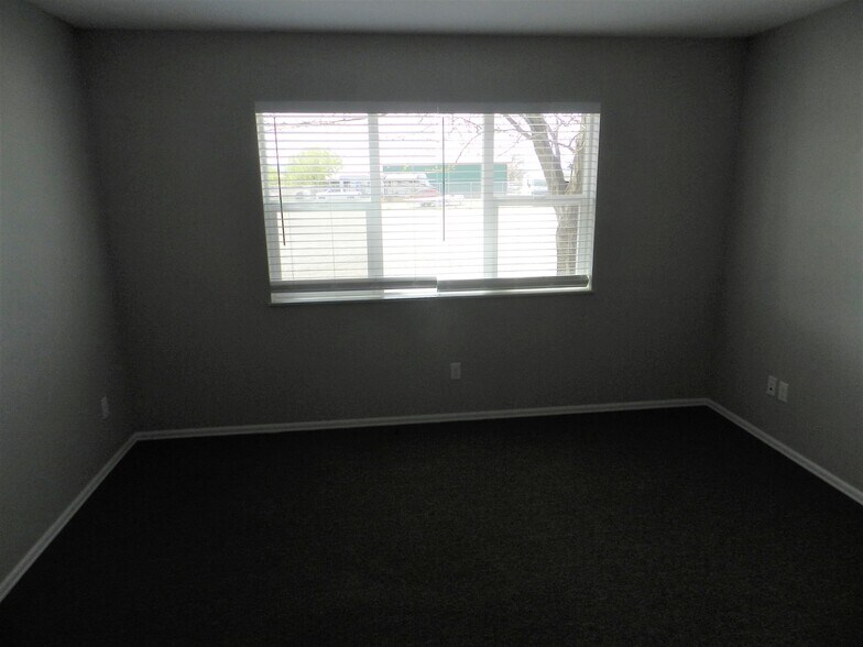 More Photos Of 445 Kristen Ct, Montrose Warehouse For Sale