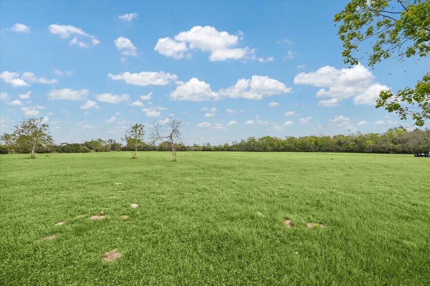 More Photos Of 1021 Star Ln, Cat Spring Light Manufacturing For Sale