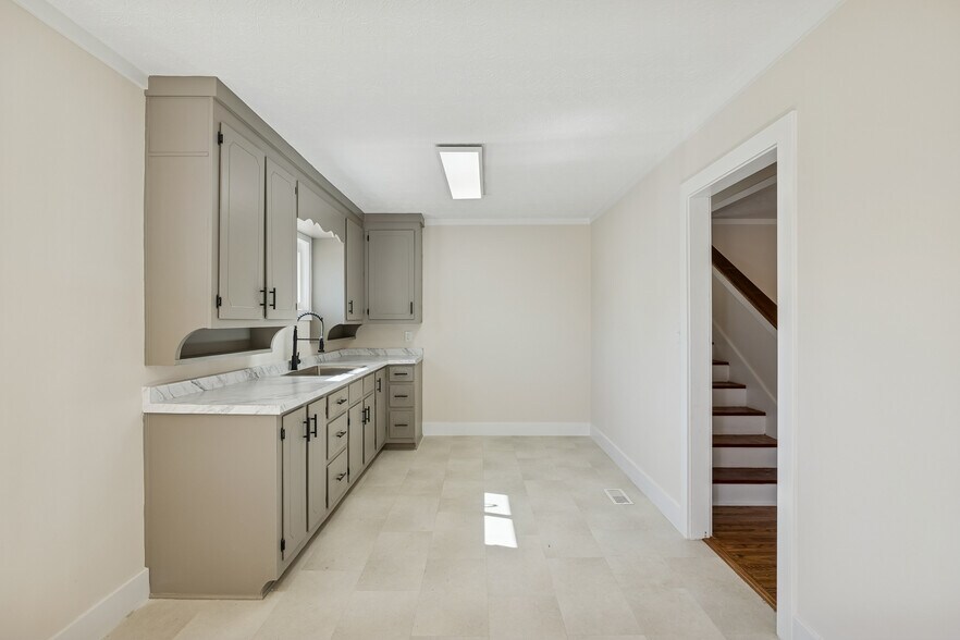 More Photos Of 319 Highway 76, White House Office For Lease