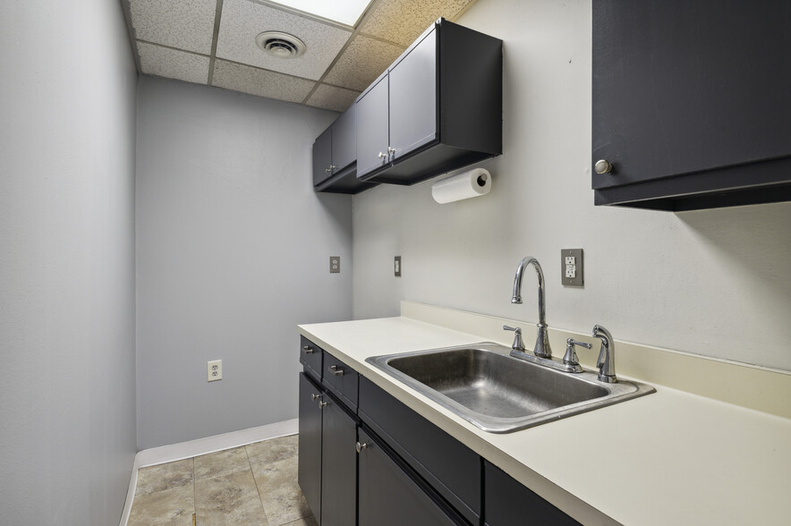 More Photos Of 9 James Ct, Wilmington Warehouse For Lease