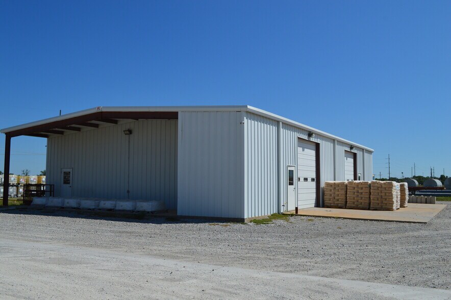 More Photos Of 1709 Enterprise Blvd, Pauls Valley Warehouse For Sale