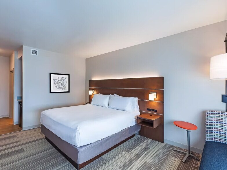 More Photos Of 3401 Blue Comet Dr, Chanute Hotel For Sale